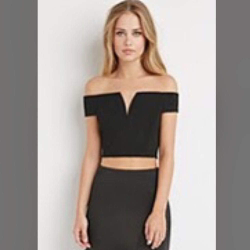 New Black off the shoulder V crop top